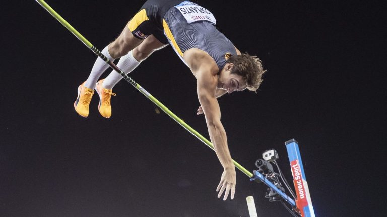 Armand Duplantis breaks the pole vault world record again, with a jump of 6.23 meters