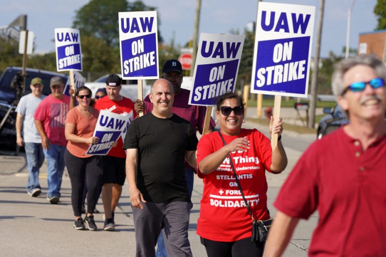 Automotive sector in the United States |  UAW union calls 7,000 more members for work stoppage