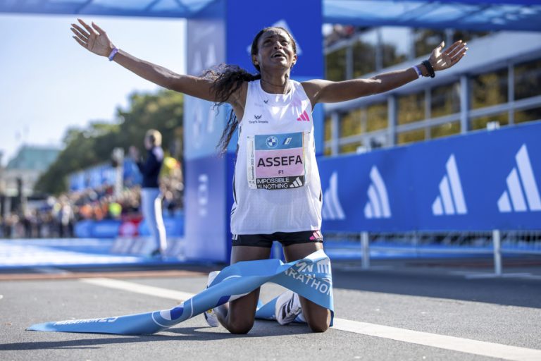 Berlin Marathon |  Ethiopian Tigst Assefa breaks world record by more than two minutes