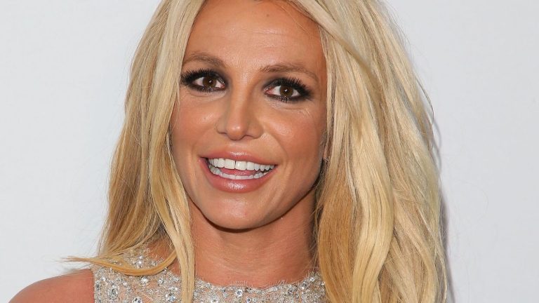 Britney Spears dances with knives “to imitate Shakira”, the police arrive at her house