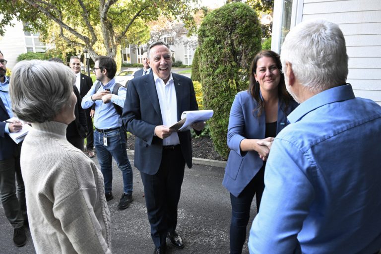 By-election in Jean-Talon |  Door-to-door offensive by François Legault