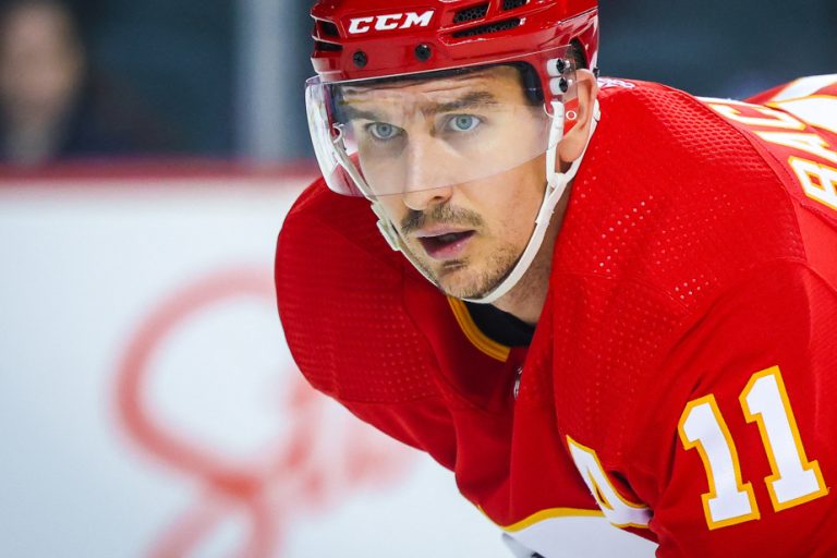 Calgary Flames |  Mikael Backlund signs contract extension and named captain