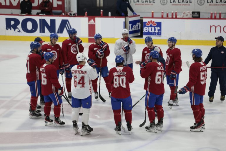 Canadian training camp |  Still people at mass