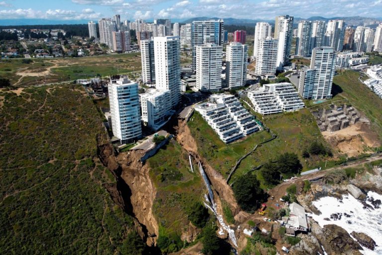 Chile |  More than 200 people evacuated after major landslide