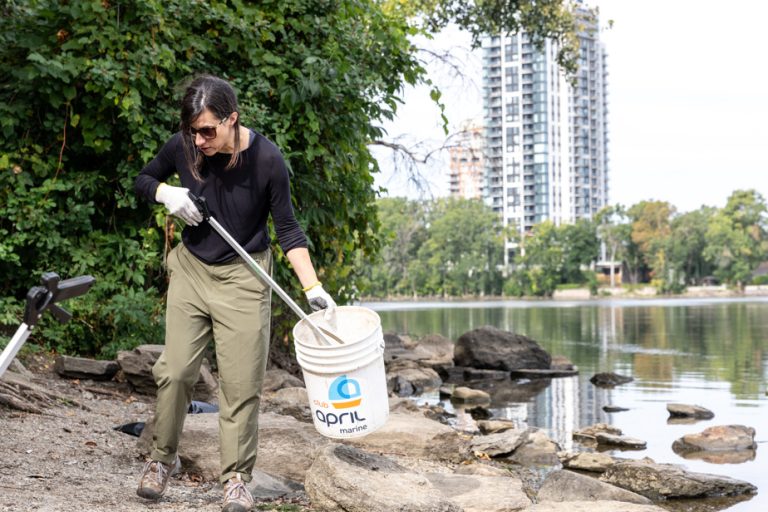 Cleaning mission on the banks of Montreal