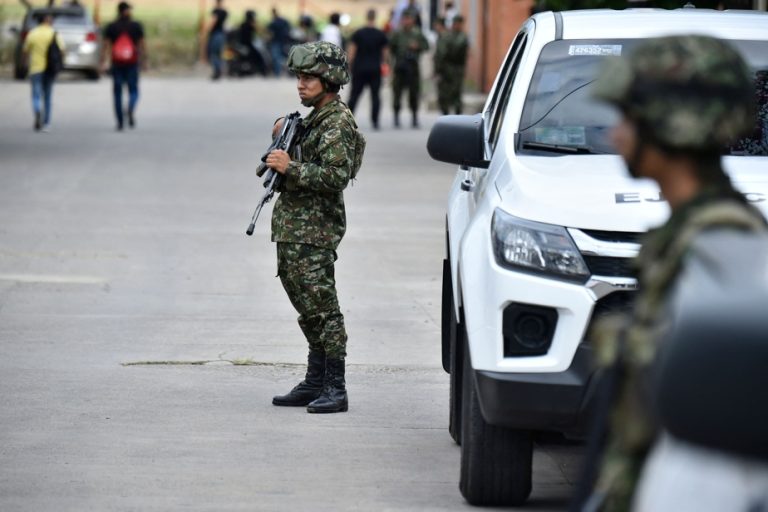 Colombia |  Images of soldiers threatening civilians cause scandal