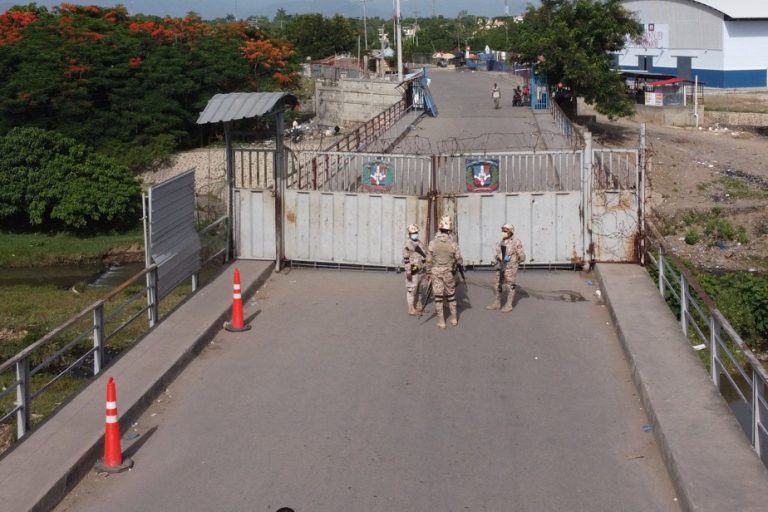 Construction of an irrigation canal |  Dominican Republic closes border with Haiti over dispute