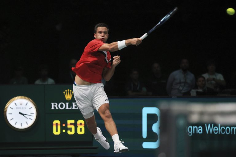 Davis Cup |  Alexis Galarneau surprises Lorenzo Sonego