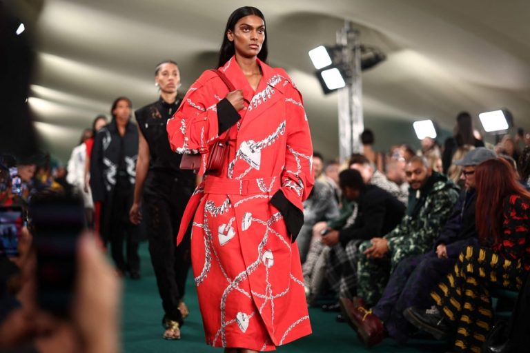 Fashion show in London |  Burberry explores new codes