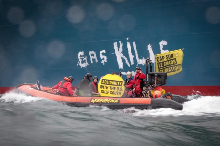 France |  Greenpeace tries in vain to prevent the arrival of the LNG terminal