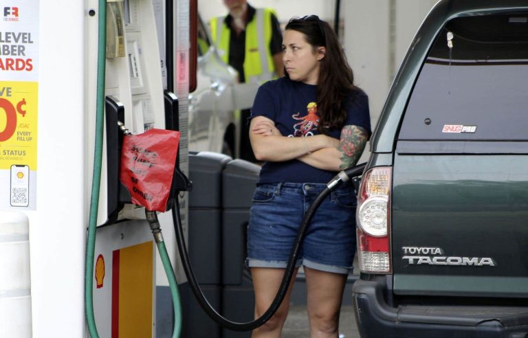 Gasoline prices push inflation up in the United States