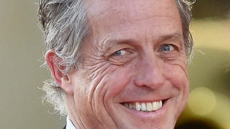 Hugh Grant completely under the spell of Brigitte Macron, his neighbor at the table at Versailles but very uncomfortable when revealing their conversation!