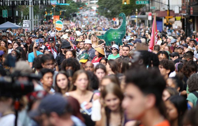 In New York, thousands of demonstrators mobilize for the climate before the UN General Assembly