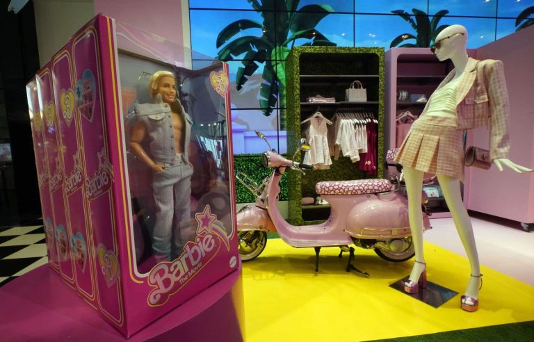 In Quebec too, Mattel and its Barbie dolls always see life in pink