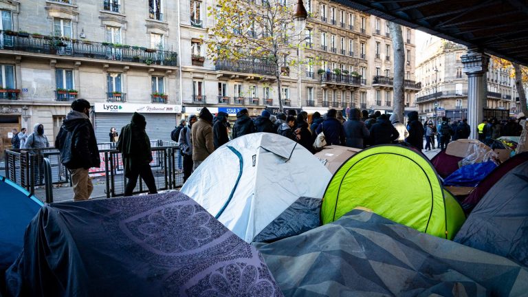 Info franceinfo Before the Olympic Games, 1,600 migrants were evacuated from Paris to other regions, via a special system launched six months ago