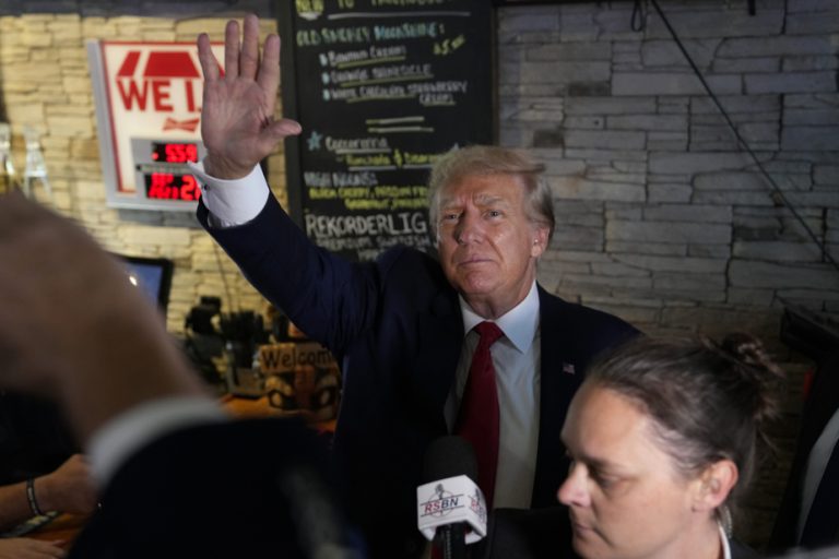 Iowa |  Donald Trump begins a series of walkabouts