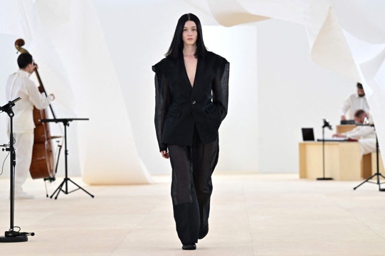 Issey Miyake structures the wind in women’s outfits