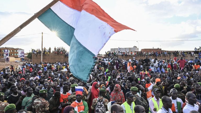 “It’s a national pride”, react the supporters of the putschists after the announcement of the withdrawal of French soldiers