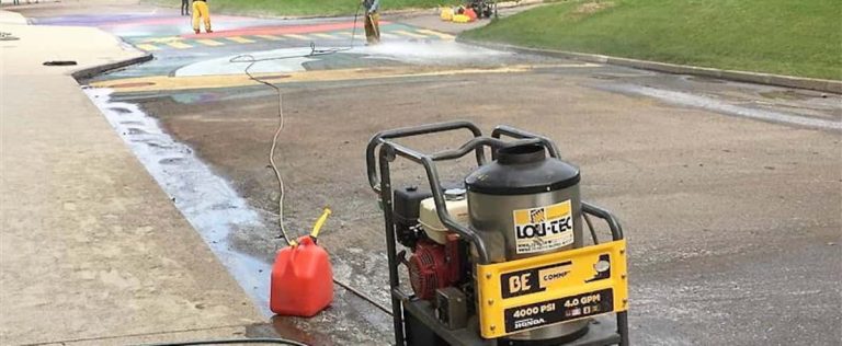 “It’s no longer acceptable these days”: cleaning of a fresco in front of a primary school sparks outrage among parents