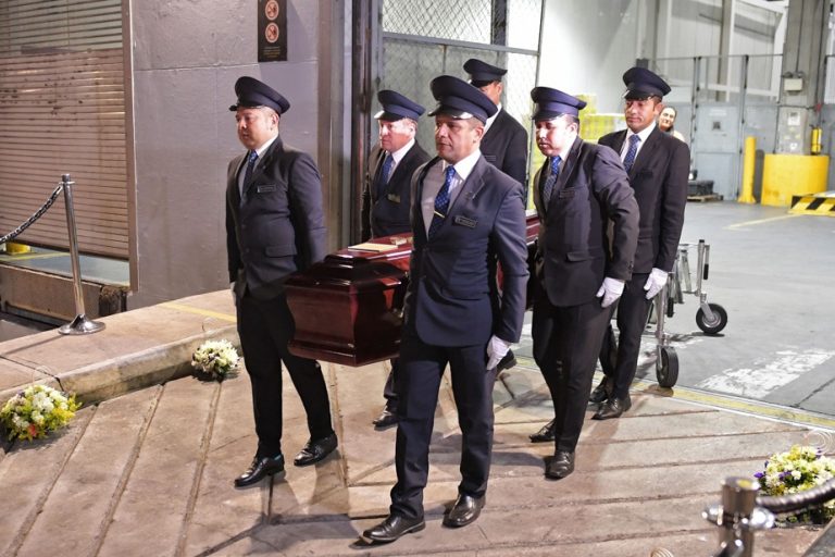 Last goodbye |  Botero’s remains arrive in Colombia