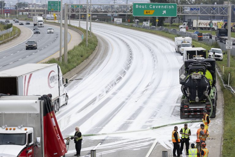 Metropolitan Highway |  Thousands of liters of paint spilled on the road