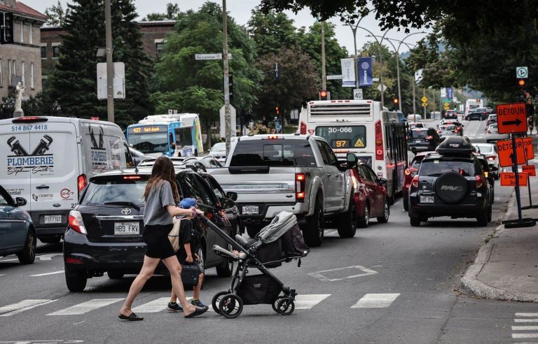 Motorists with disturbing behavior in front of an elementary school in Plateau-Mont-Royal