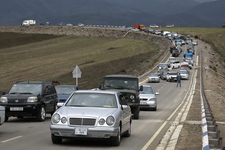 Nagorno-Karabakh |  Thousands of refugees crowd the Armenian border