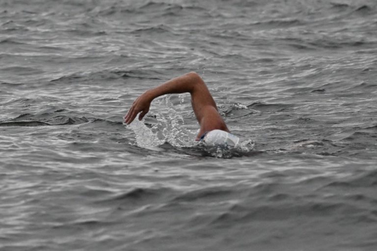 New York |  A British man swims 500 km to warn of water pollution