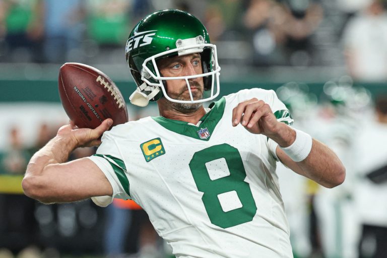 New York Jets |  Aaron Rodgers injured ankle during first offensive series