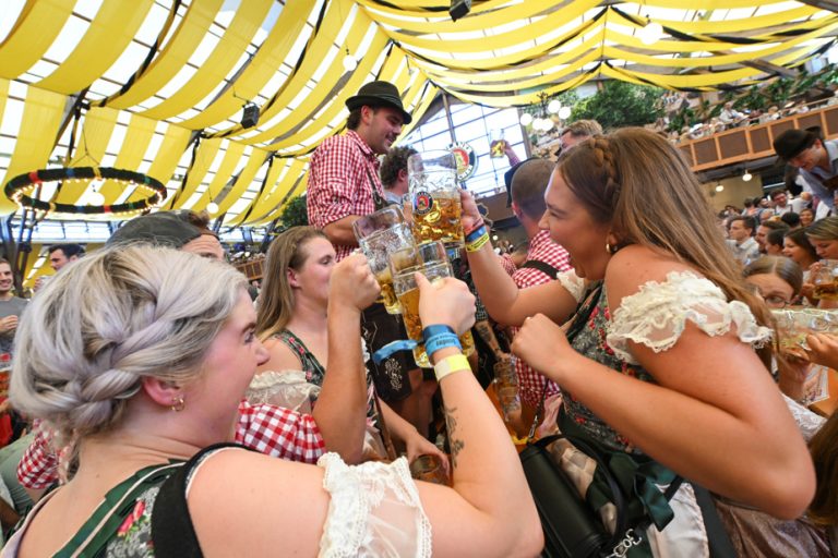 Official start of Oktoberfest |  Millions of people travel to Munich