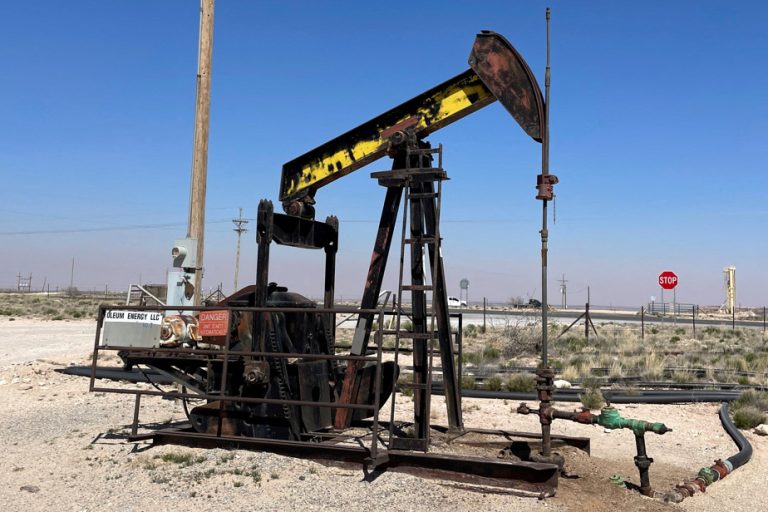 Oil makes gains after better Chinese economic indicators