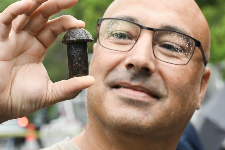 4,000 Montrealers obtain a piece of the old Champlain Bridge