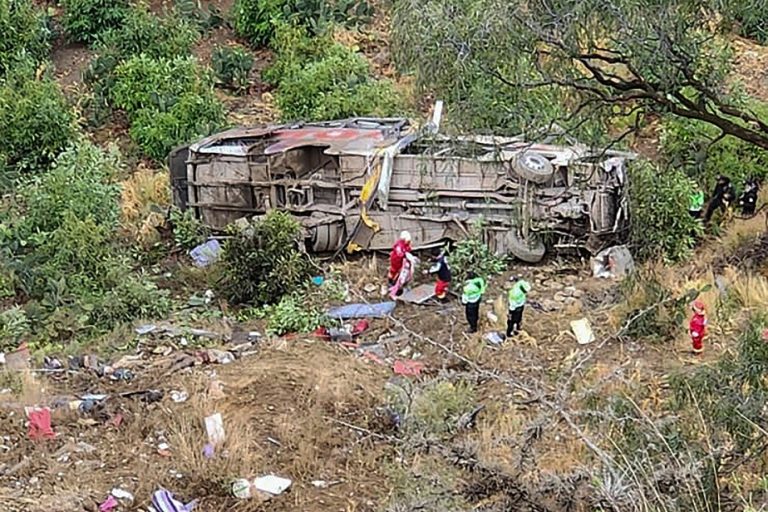 Peru: at least 24 dead in bus accident