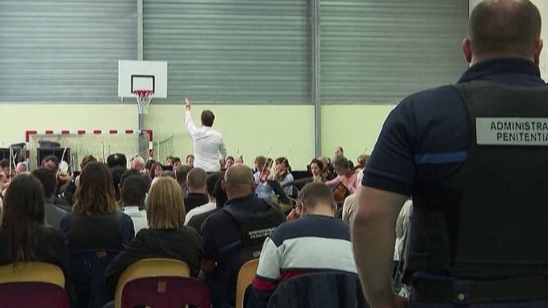 Prison: musicians from the Lille national orchestra play a concert in front of inmates