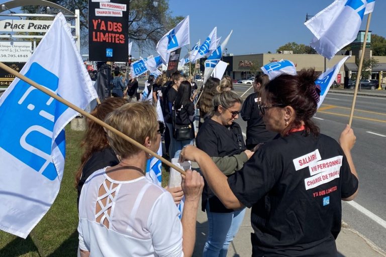 Public sector negotiations |  Nurses demonstrate in front of François Legault’s office