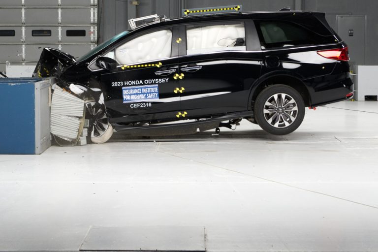 Rear passenger safety |  Minivans singled out by IIHS