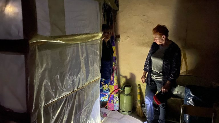 Refugees in a basement in the Donetsk region, these retirees “hope that schoolchildren will come back here one day”