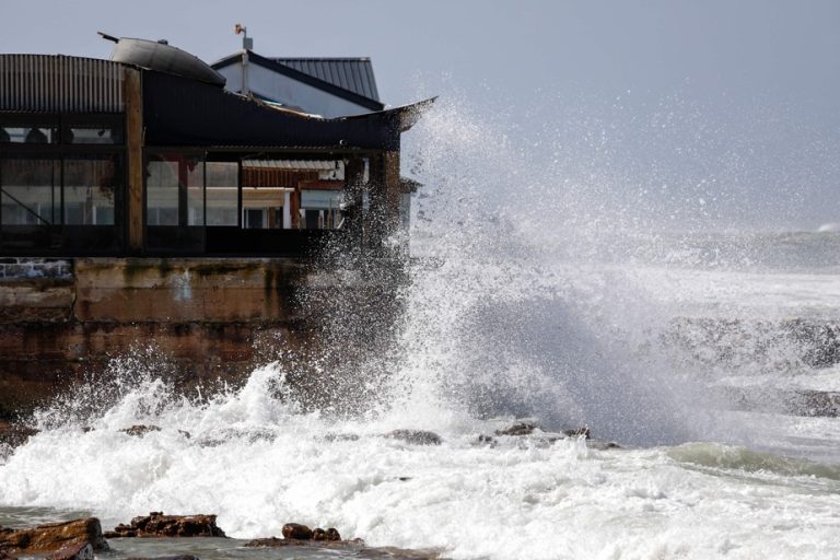 South Africa |  Large, unusual waves hit the coast of Cape Town