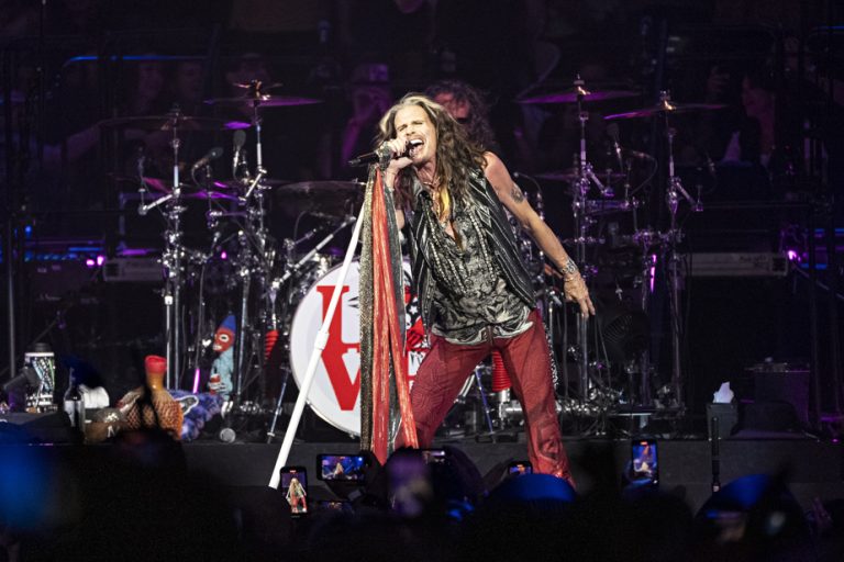 Steven Tyler injured vocal cords |  Aerosmith postpones shows