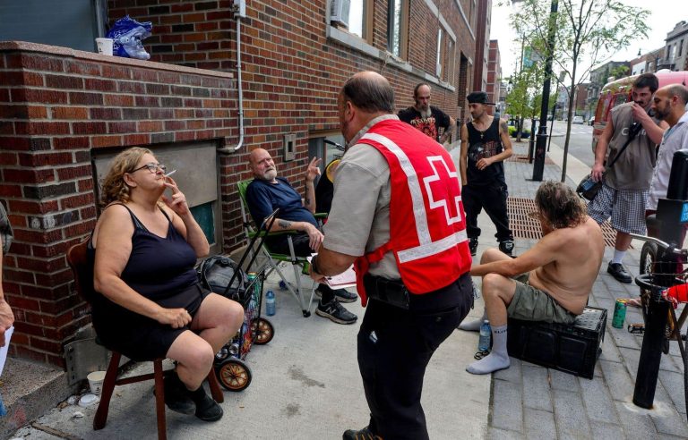 Tenants called to return to a building damaged by fire in Montreal