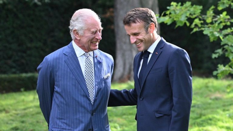 The BBC (unfairly) singles out Emmanuel Macron for a friendly gesture from the French president towards Charles III!