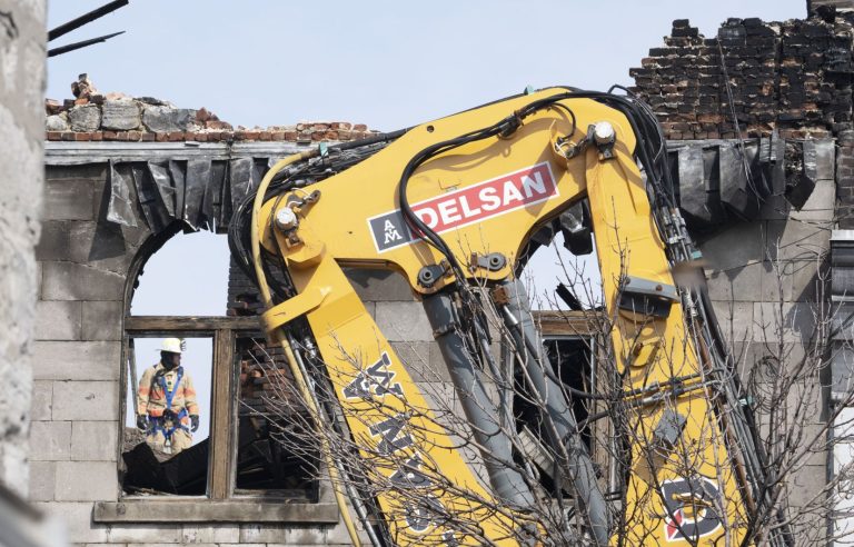 The owner of the building burned in Old Montreal sues the City