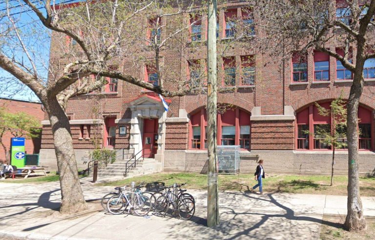 The pavilion of a Montreal school closed on Monday due to pieces of plaster that came off