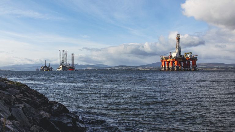 UK authorizes exploitation of controversial North Sea oil field