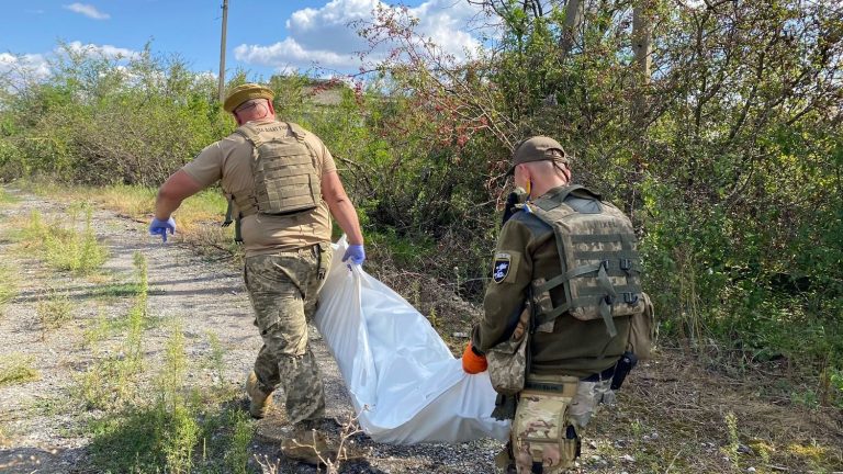 Ukrainian soldiers recover the bodies of Russian fighters to exchange them for their own