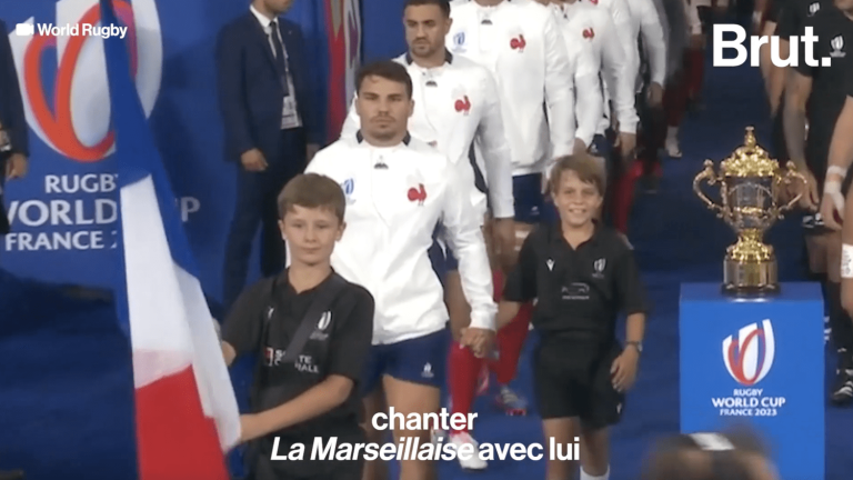 VIDEO.  Arthur, 10 years old, entered the field with Antoine Dupont