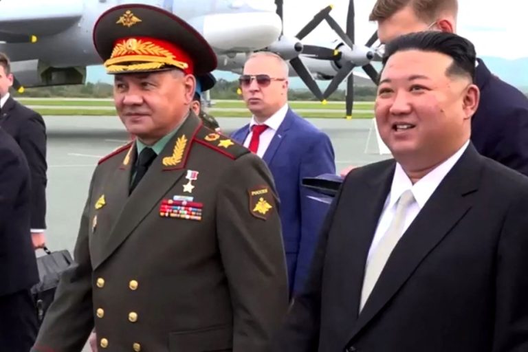 Visiting Russia |  Kim Jong-un examines weapons alongside Defense Minister