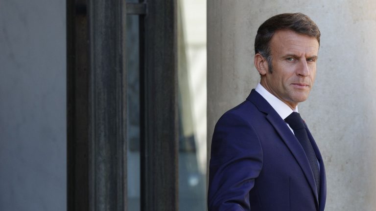 the government will “ask all players in the sector” to give up their margins to sell “at cost price”, announces Emmanuel Macron