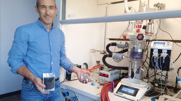 a chemist from Lyon has developed a battery recycling system using CO2