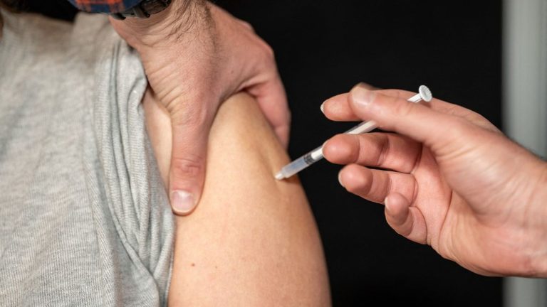 four questions on the vaccination campaign brought forward to October 2